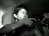 Sosteniendo la escopeta de su padre, Marcos asesina impunemente a su compañero ciego